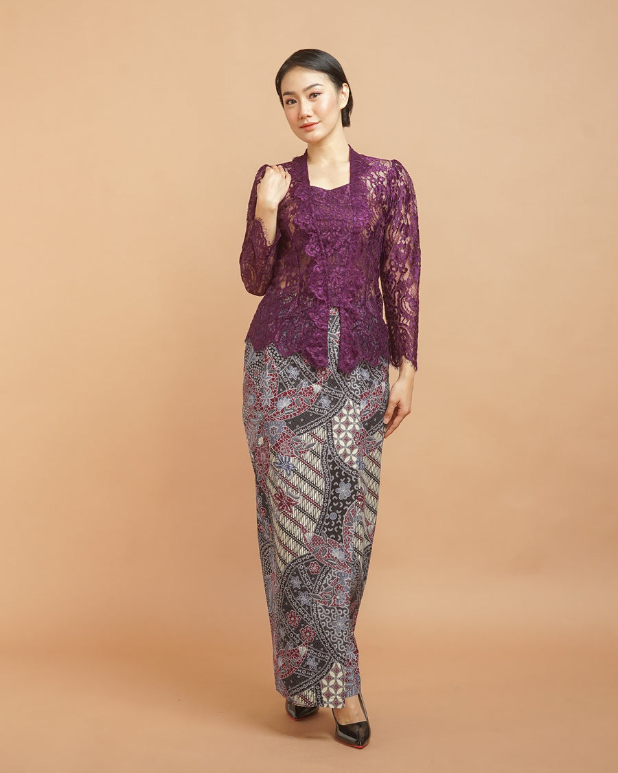 Mozaic model wearing plum lace kebaya with a patterned batik skirt