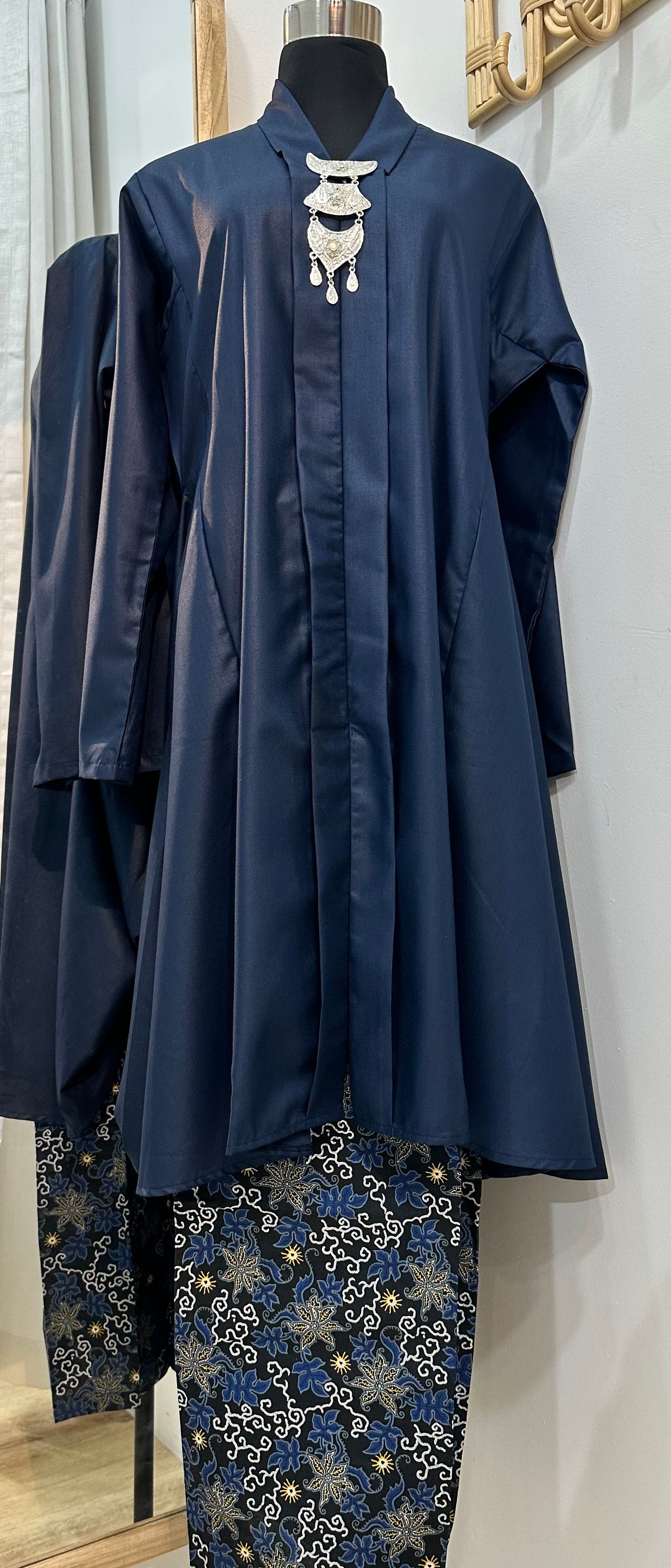 *Accessories sold separately.
*Product colour may slightly vary due to photographic lighting sources or your mointor setting. The actual size may vary as many of the products we produce are hand made. Please allow (0.05 to 0.1 inches) size variance.